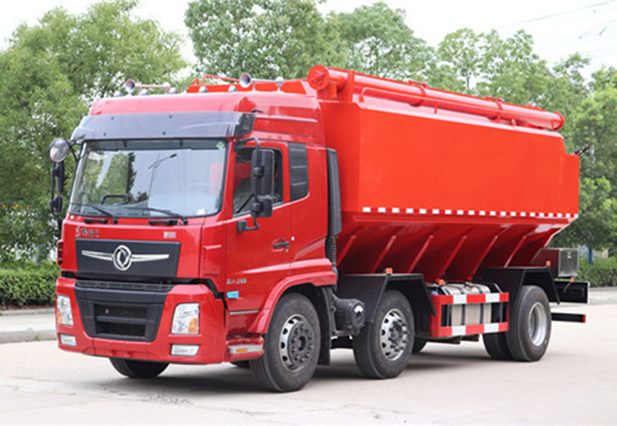 東風(fēng)暢行小三軸28方飼料車(chē)