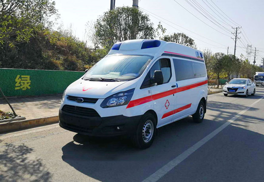 國(guó)六福特V362中軸中頂救護(hù)車(chē)（汽油版）